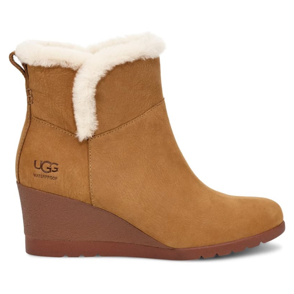 UGG women's Devorah Ankle Boot  9.5